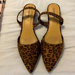 Ladies shoes pointed toe kitten heel.. leopard print sz10